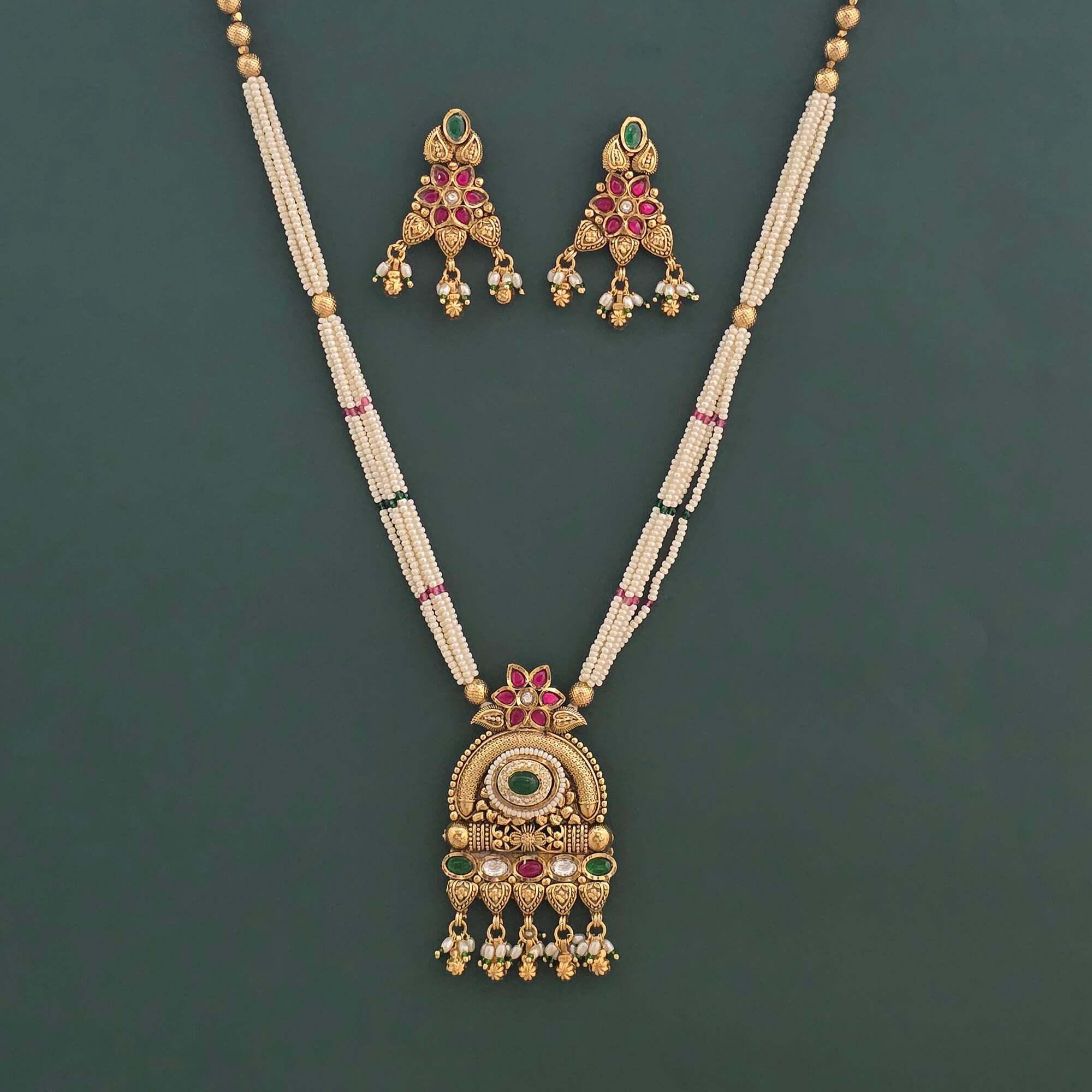 Delicate Kundan Pendant Set