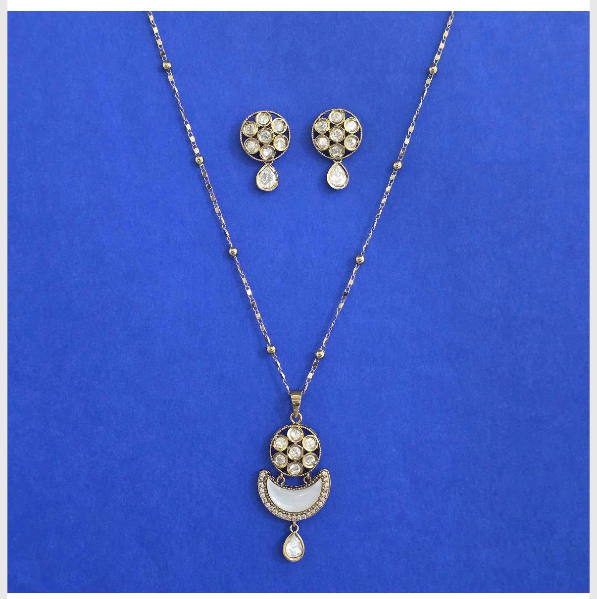Kundan Classic Pendant Set
